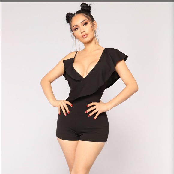 Never worn! Sundaze Ruffle Romper - Picture 1 of 2